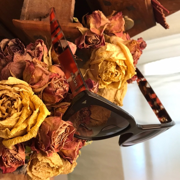 Prada tortoise shell & red frame sunglasses - Picture 1 of 8